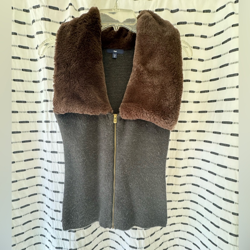 Sweater vest with faux fur collar